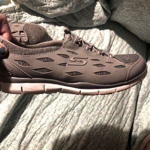 Sketcher’s air cooling foam shoes